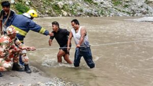 सिक्किम में फंसे सैलानियों का बचाव अभियान