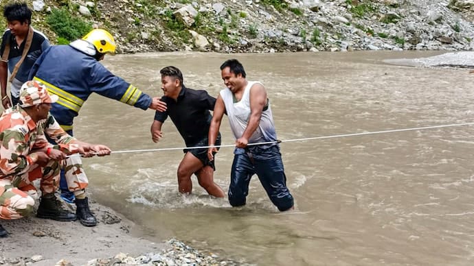 सिक्किम में फंसे सैलानियों का बचाव अभियान