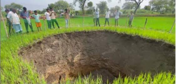 बेमेतरा खेत धंसने की घटना