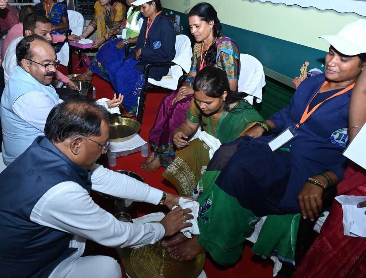 मुख्यमंत्री ने स्वच्छता दीदियों का पांव धोया
