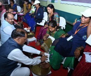 मुख्यमंत्री ने स्वच्छता दीदियों का पांव धोया