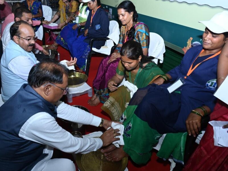 मुख्यमंत्री ने स्वच्छता दीदियों का पांव धोया