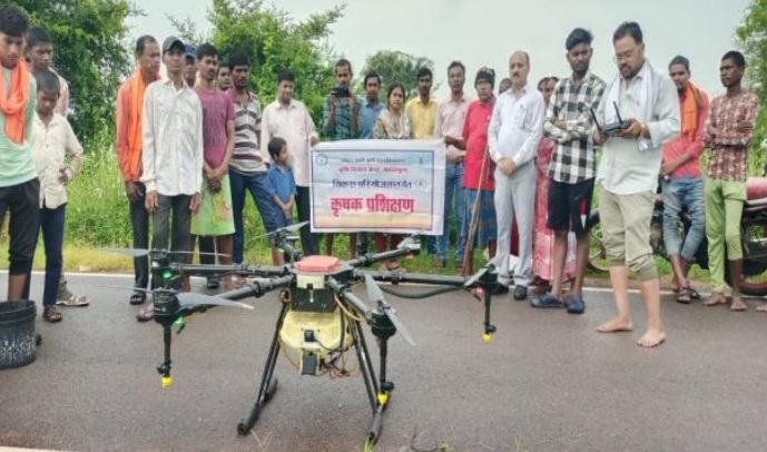 धान में ड्रोन तकनीक प्रदर्शन