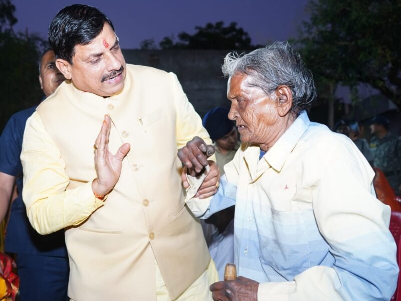 Chief Minister celebrated Diwali at Leprosy Dham