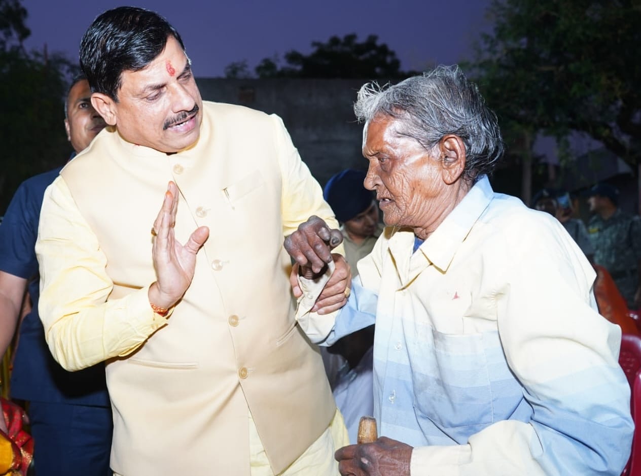 Chief Minister celebrated Diwali at Leprosy Dham
