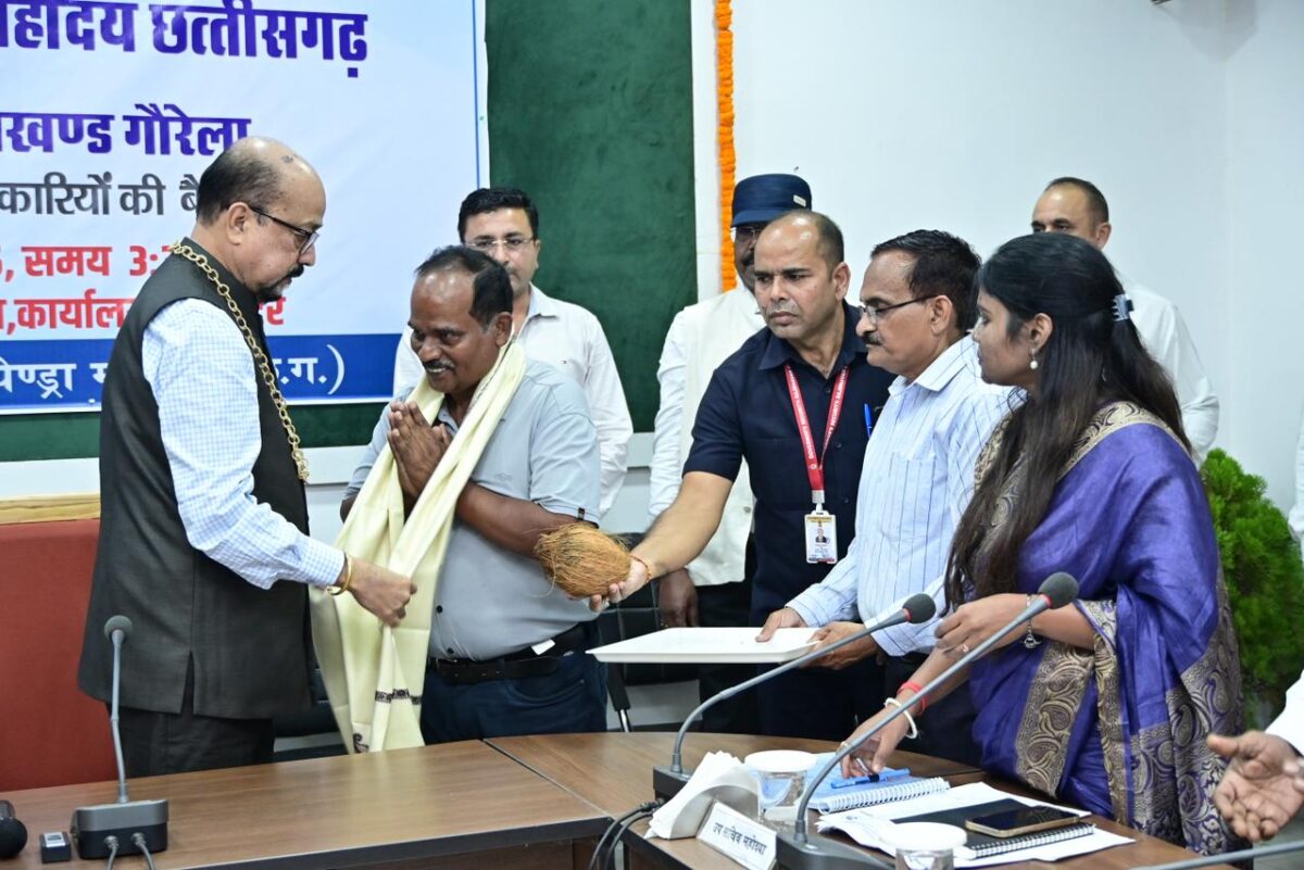 राज्यपाल ने जे.पी. पुष्प को सम्मानित किया