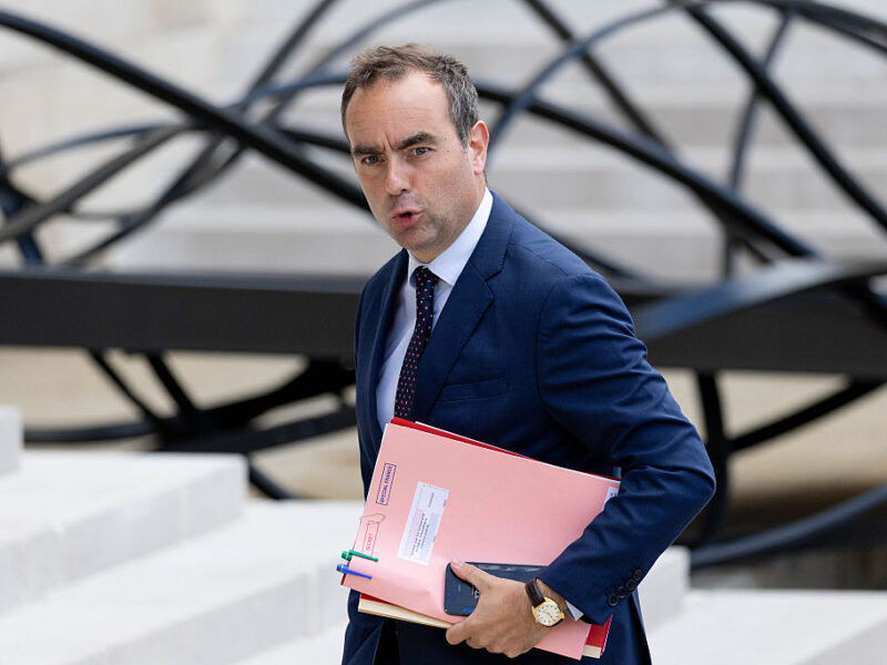 फ्रांस के पीएम सेबेस्टियन लेकोर्नू का इस्तीफा