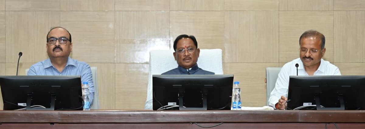 मुख्यमंत्री अधिकारियों की बैठक