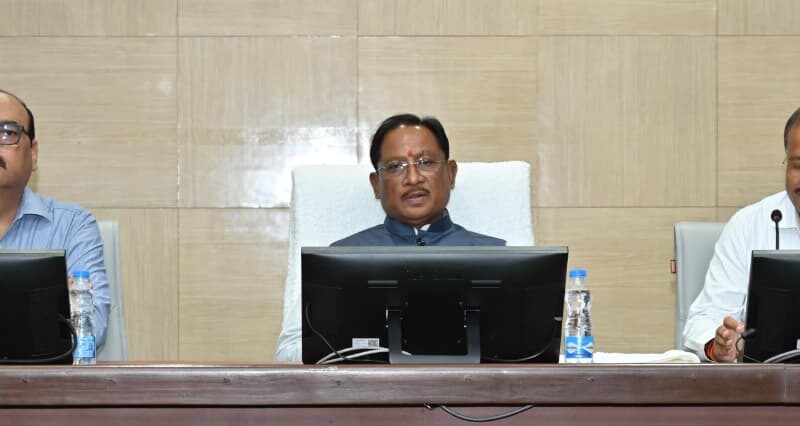 मुख्यमंत्री अधिकारियों की बैठक