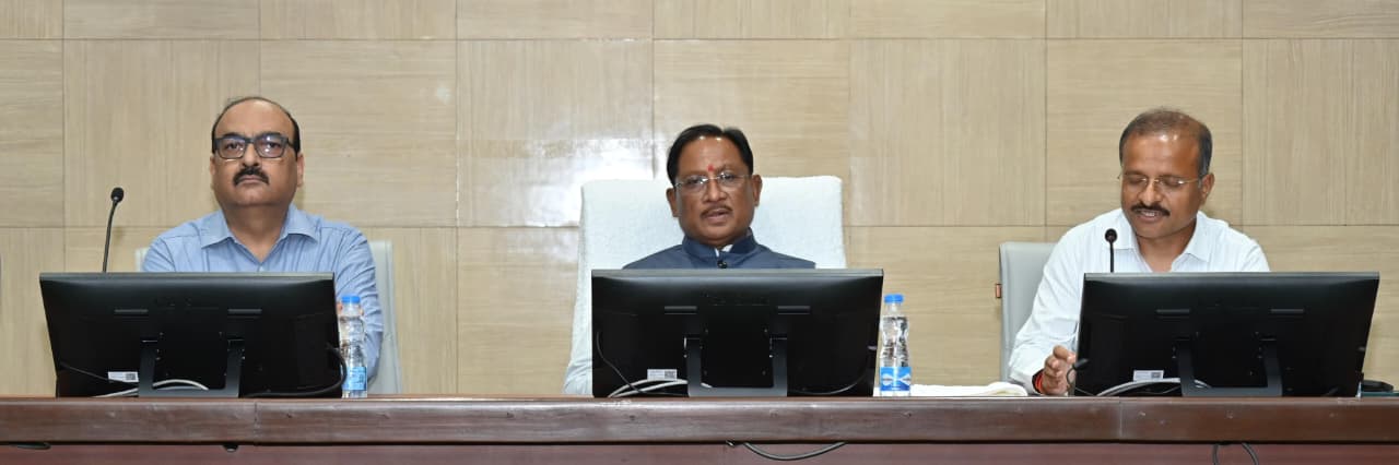 मुख्यमंत्री अधिकारियों की बैठक