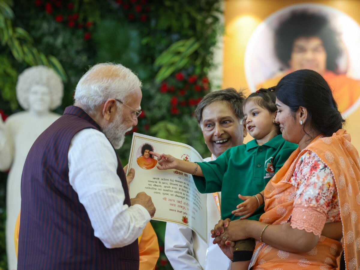 प्रधानमंत्री मोदी बच्चों से संवाद