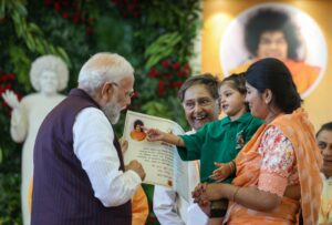 प्रधानमंत्री मोदी बच्चों से संवाद