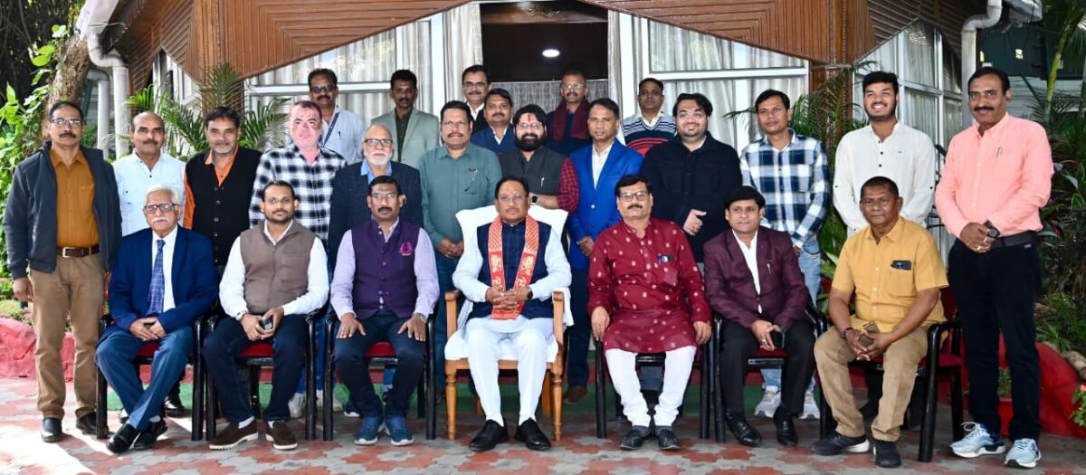 Chief Minister meets journalists returning