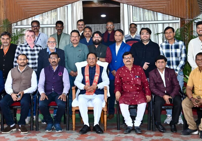 Chief Minister meets journalists returning