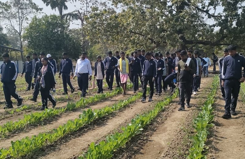 पुनर्वासित युवाओं का शैक्षणिक भ्रमण