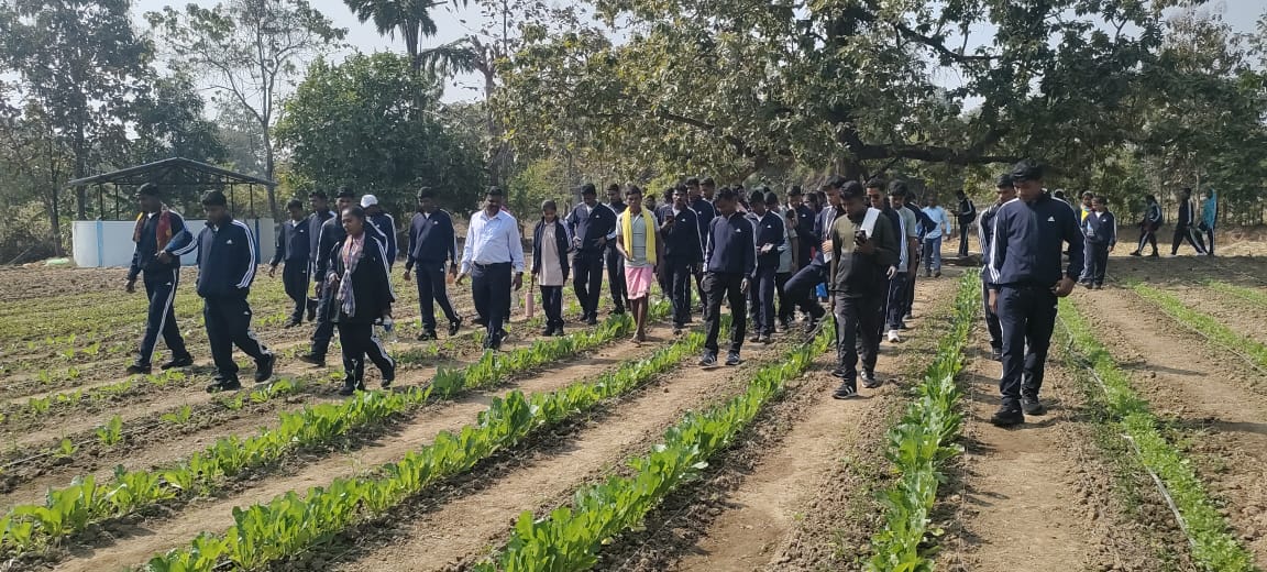 पुनर्वासित युवाओं का शैक्षणिक भ्रमण