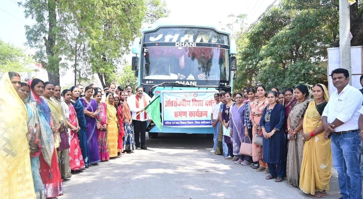 Didis leave by bus for inter-state tour