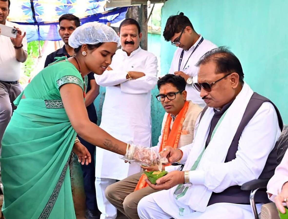 CM tastes secretly at Manju Behn's stall
