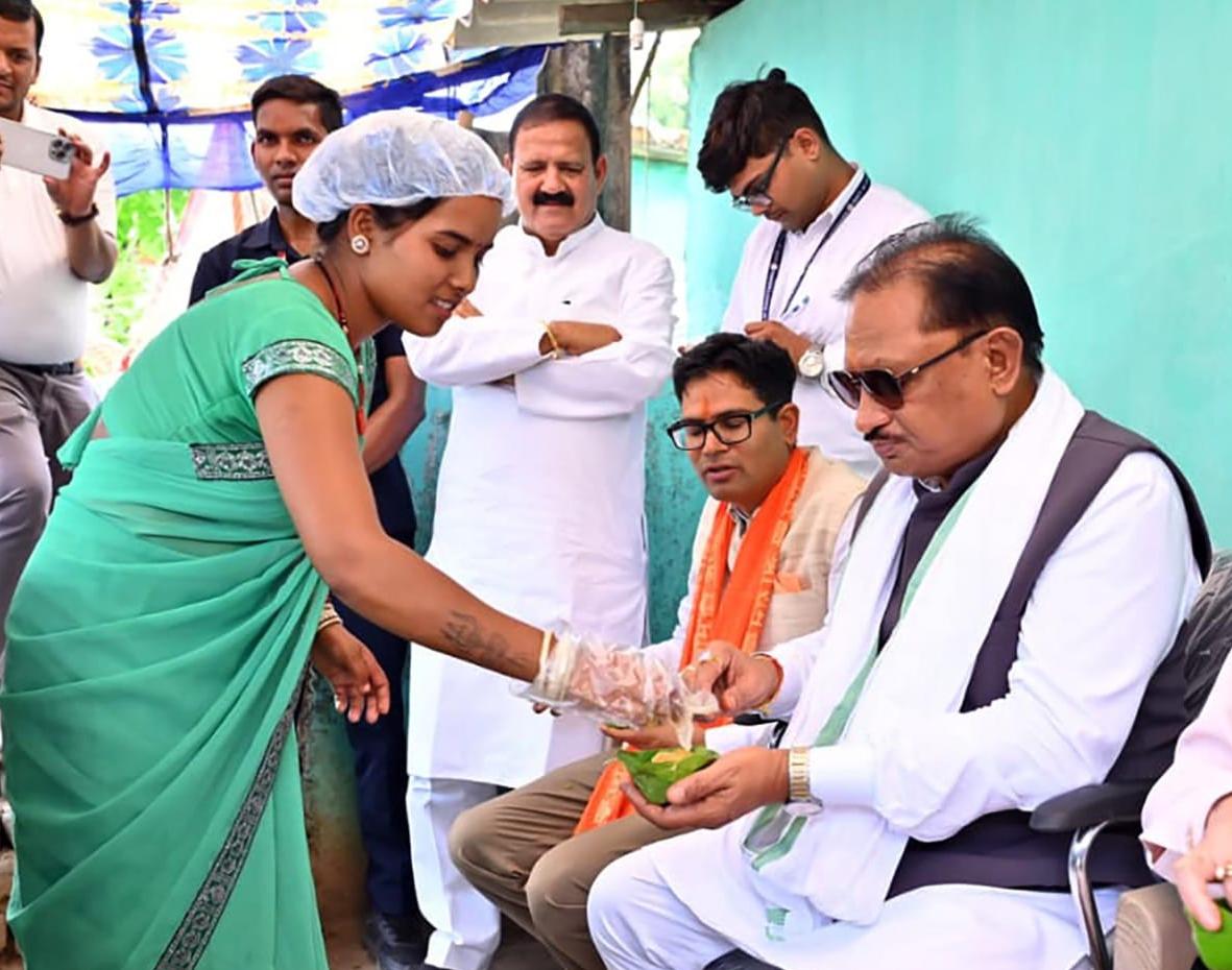 CM tastes secretly at Manju Behn's stall
