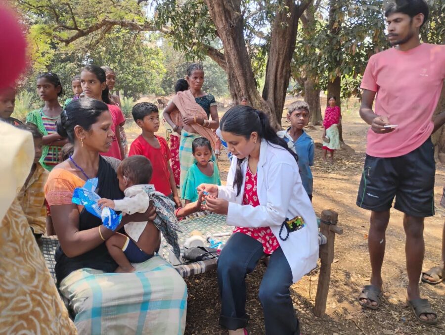 Bastar Health Mission: Health Team Reaches Village After Walking 13 KM...! 227 Villagers Screened.