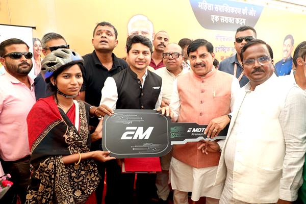 E-Scooty Scheme: Women Workers to be Empowered Through the Use of E-Cycles! — Chief Minister Distributes Free E-Cycles to Women Workers in Ujjain.