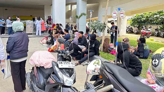 Indonesia Earthquake: 6.7 magnitude earthquake in Indonesia...! People fled their homes in panic... hospitals were also evacuated.
