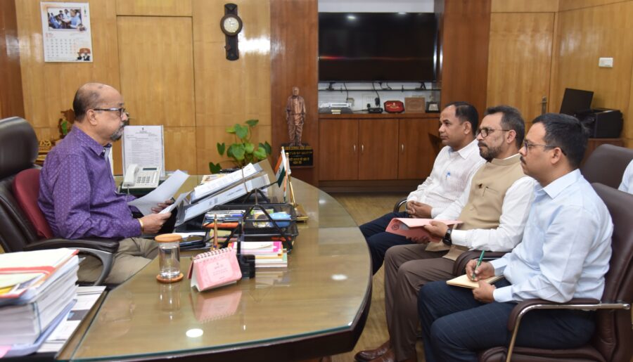 Tree Plantation: Governor takes a tough stance on the 'Green Raipur Mission'… Meeting held with officials regarding tree conservation… Instructions issued to remove concrete from around the trees.