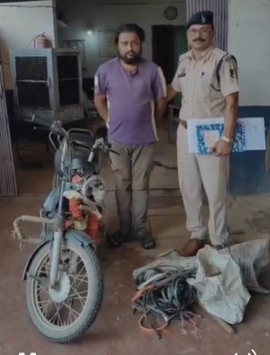 Cable Theft: The accused was caught red handed while stealing cable wire from the bore of the field...! Arrest due to vigilance of villagers and police