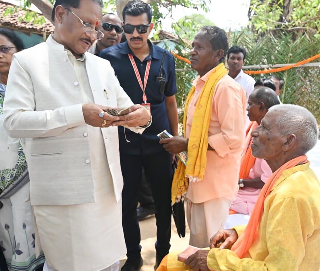 Gyan Bharat Campaign: CM Vishnudeo Sai Moved to Tears Upon Viewing Rare 150-Year-Old Manuscripts! A Major Discovery in the 'Gyan Bharatam' Campaign—A Treasure Trove of Chhattisgarh's Intellectual Heritage Unearthed in Bade Kanera.