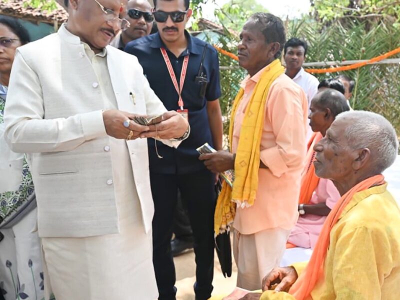 Gyan Bharat Campaign: CM Vishnudeo Sai Moved to Tears Upon Viewing Rare 150-Year-Old Manuscripts! A Major Discovery in the 'Gyan Bharatam' Campaign—A Treasure Trove of Chhattisgarh's Intellectual Heritage Unearthed in Bade Kanera.