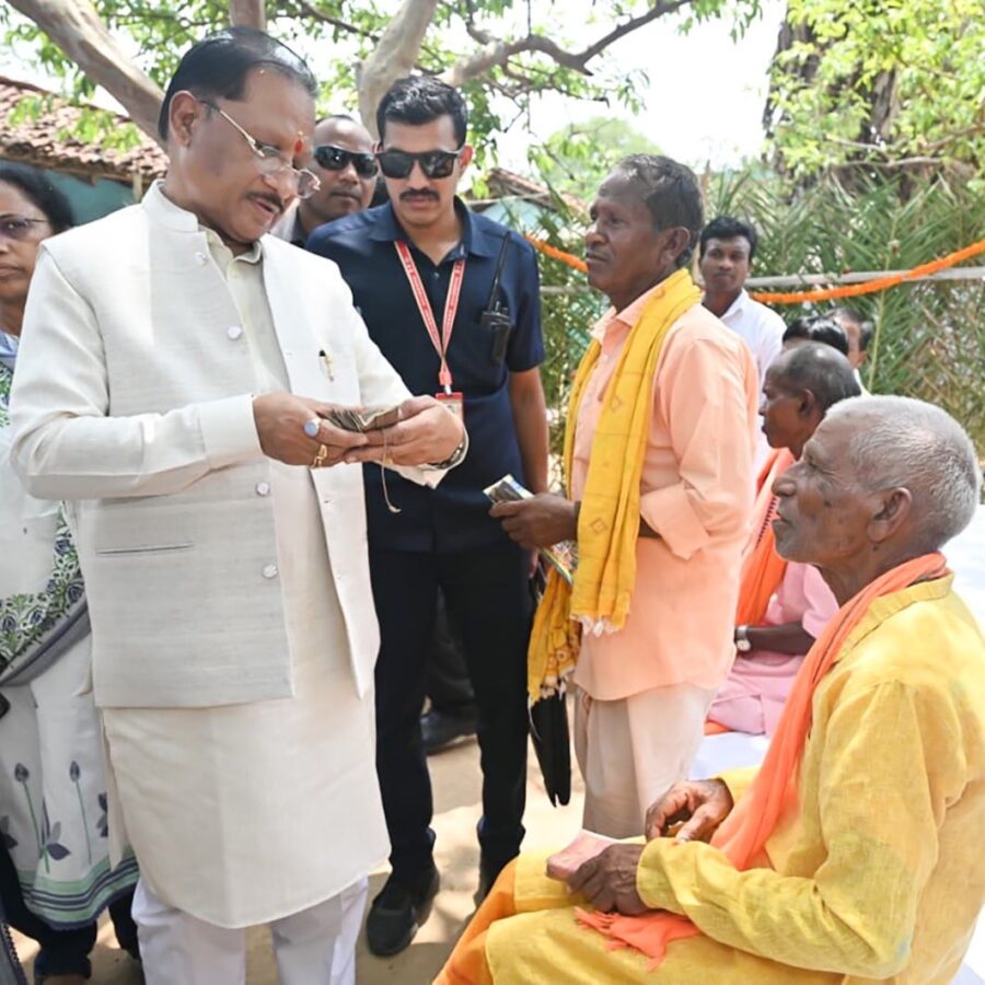 Gyan Bharat Campaign: CM Vishnudeo Sai Moved to Tears Upon Viewing Rare 150-Year-Old Manuscripts! A Major Discovery in the 'Gyan Bharatam' Campaign—A Treasure Trove of Chhattisgarh's Intellectual Heritage Unearthed in Bade Kanera.