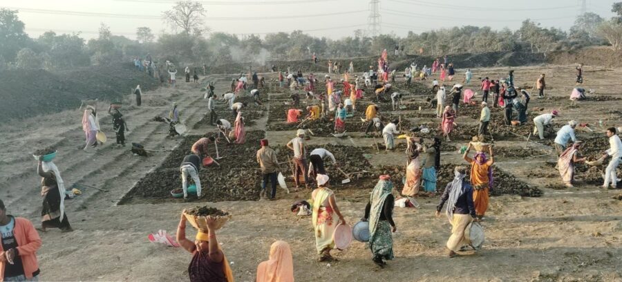 Rural Development: A Water Revolution in Chhattisgarh! 1 lakh water structures being built under MGNREGA... Employment for 11 lakh people... Water harvesting taking place from the hills to the fields.