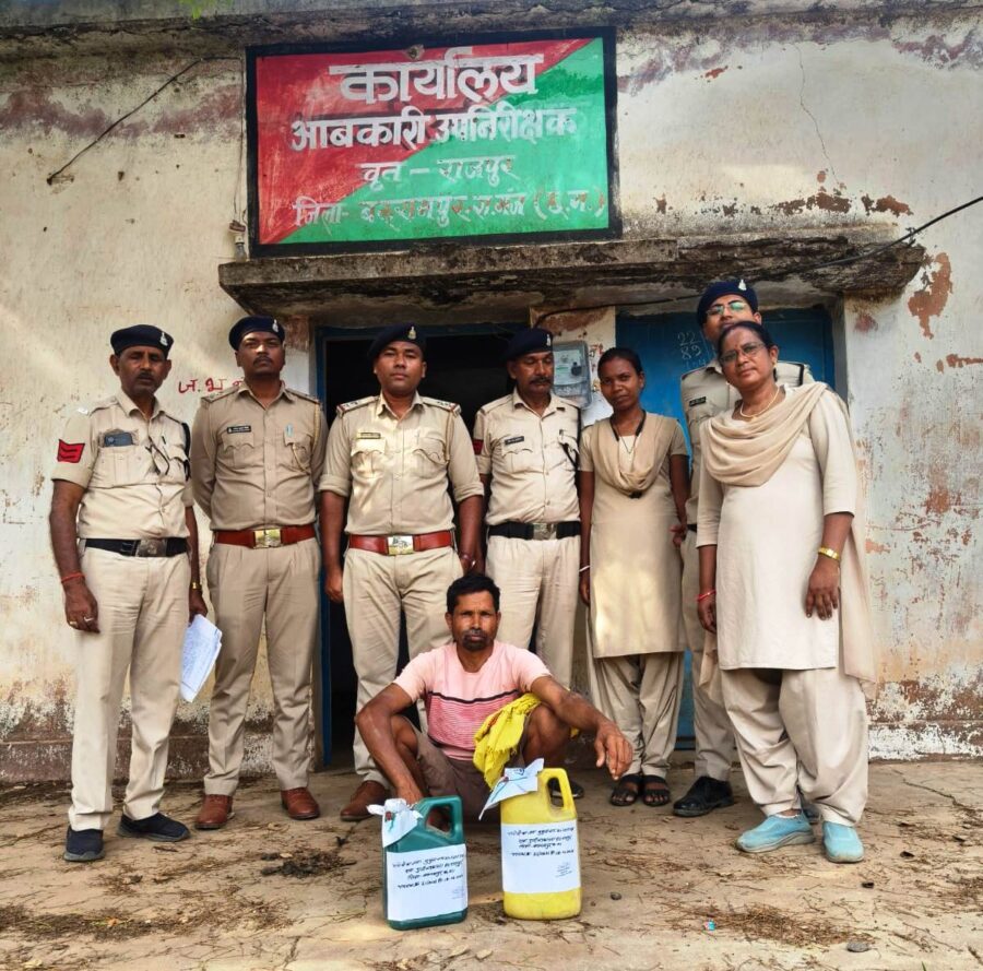 Illicit Liquor: Excise Department cracks down on illegal liquor...! Mahua liquor and *lahan* (fermented wash) seized.
