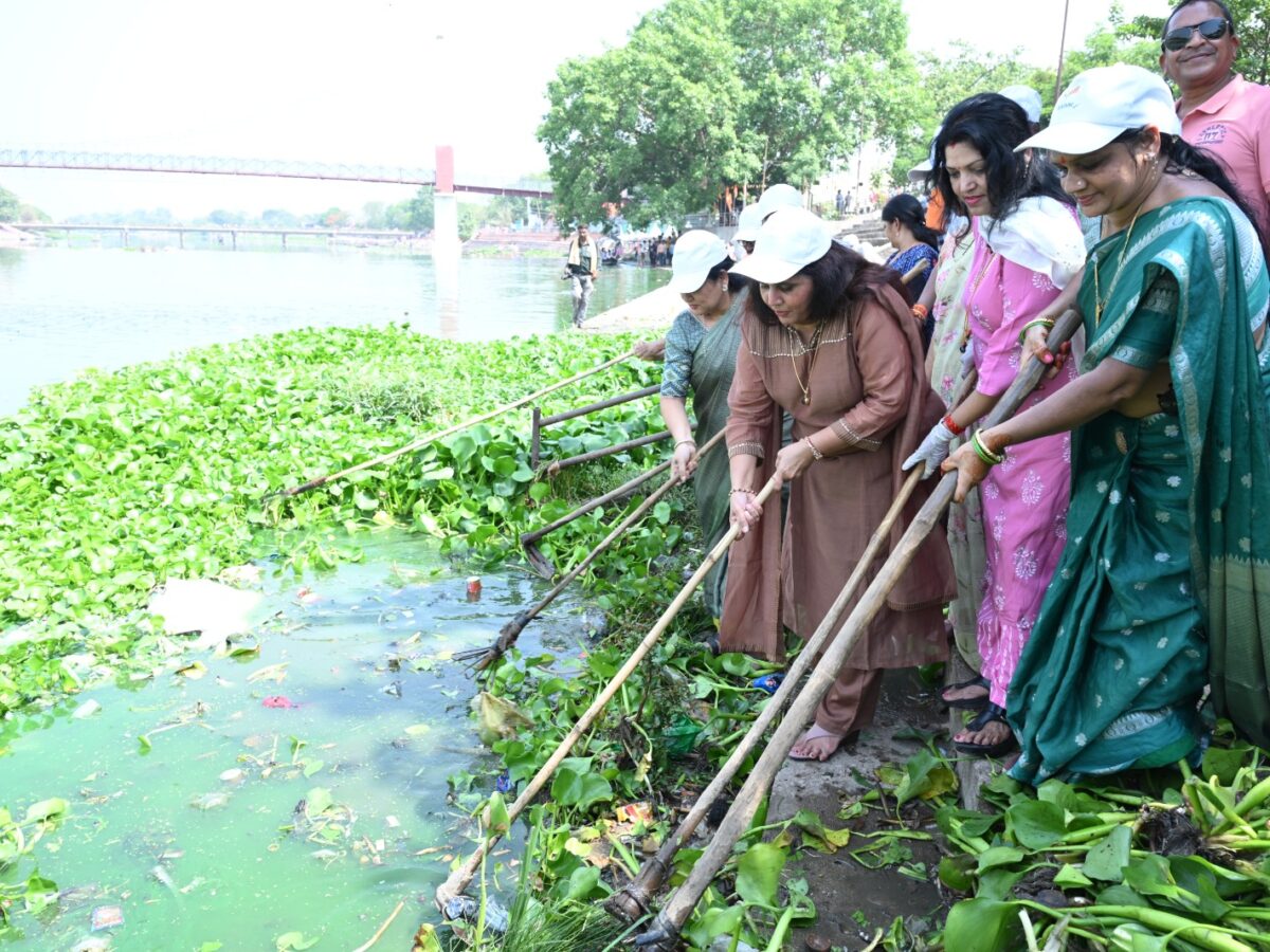Cleanliness Drive: ‘Mor Kharun, Mor Samman’ Mega Campaign...! 600 sanitation workers cleaned the Kharun River by removing water hyacinth.