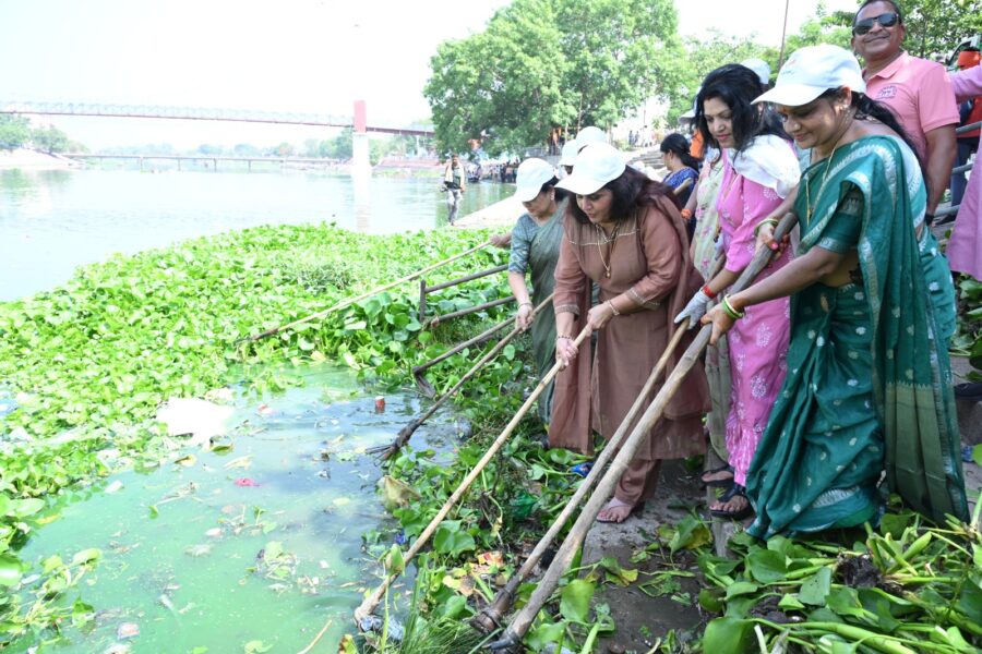 Cleanliness Drive: ‘Mor Kharun, Mor Samman’ Mega Campaign...! 600 sanitation workers cleaned the Kharun River by removing water hyacinth.