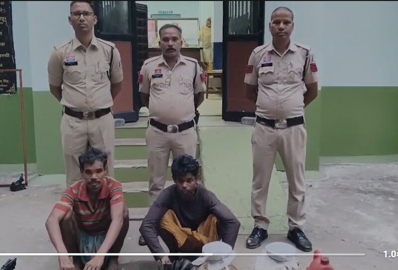 Operation Aaghat: Police raid an illegal Mahua liquor distillery operating in the forest…! 65 liters of liquor seized… two arrested.