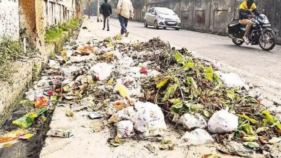 Raipur Municipal Corporation: Littering on the Street...! Fine of ₹5,700 Imposed on Shopkeepers