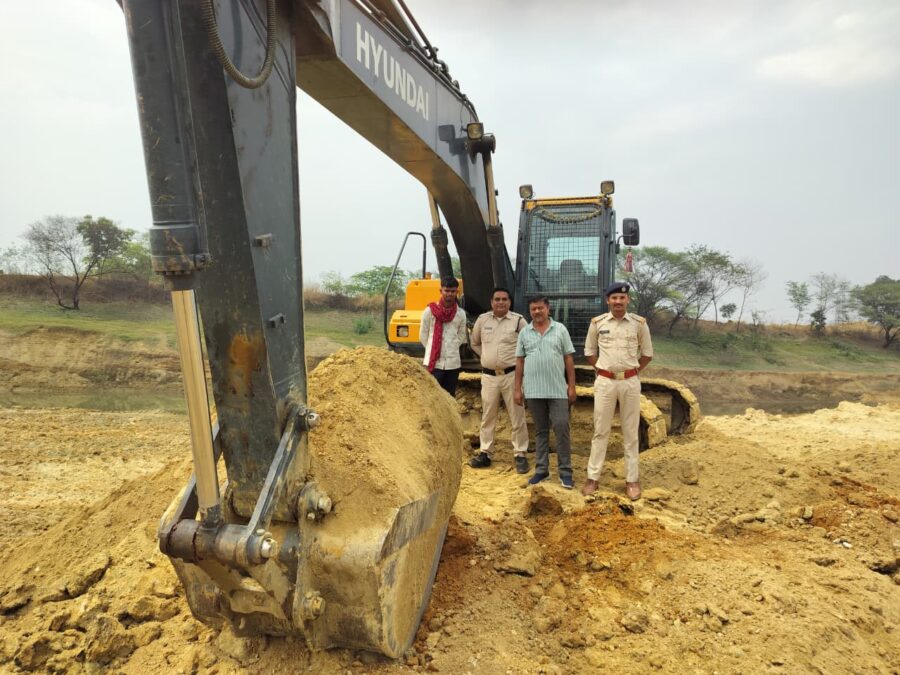 Illegal Mining: Major crackdown by the Mining Department in Korba...! 14 vehicles involved in illegal mining seized.