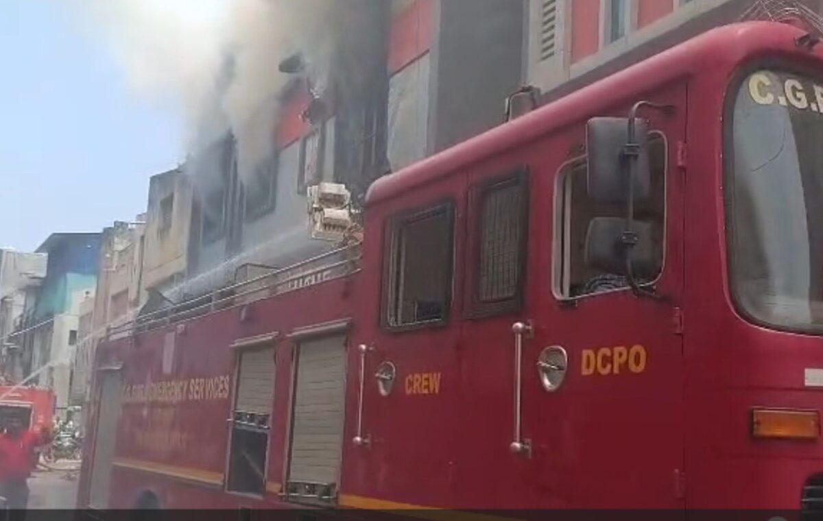 Fire Incident: Massive fire in Raipur...! Automobile showroom opposite the police station engulfed in flames... VIDEO