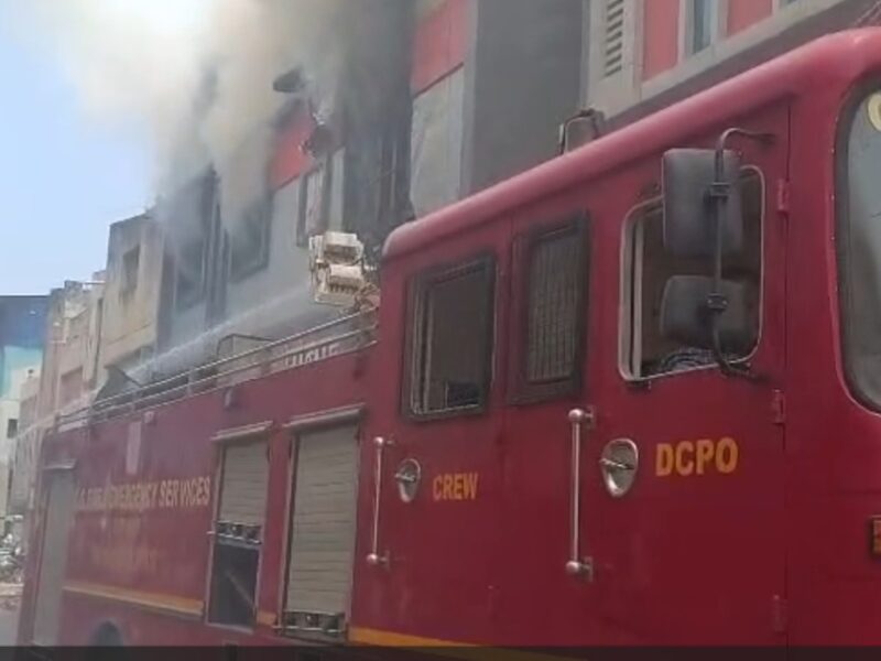 Fire Incident: Massive fire in Raipur...! Automobile showroom opposite the police station engulfed in flames... VIDEO