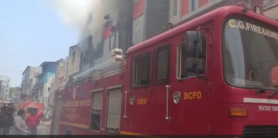 Fire Incident: Massive fire in Raipur...! Automobile showroom opposite the police station engulfed in flames... VIDEO