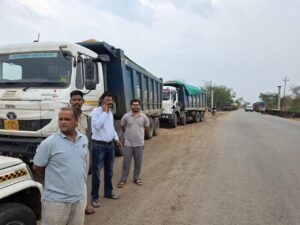 Sand Mafia: Administration cracks down hard on the sand mafia! 10 Hyva trucks seized; drivers fled, leaving the keys behind.