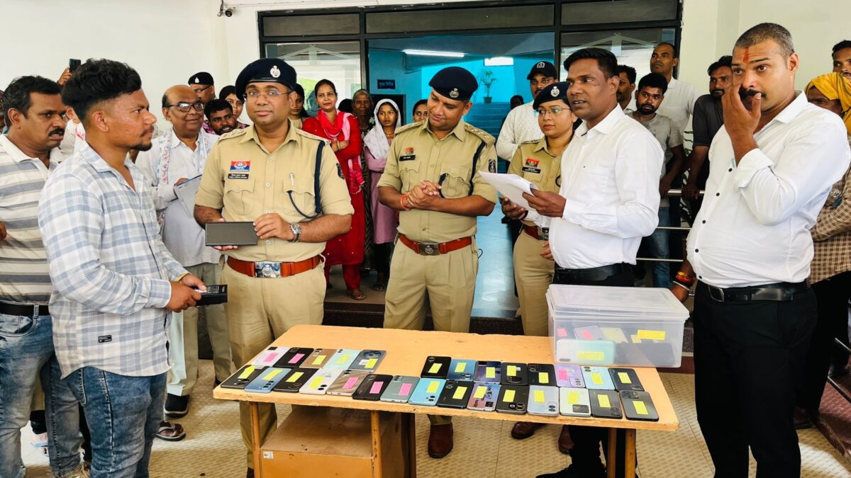 Lost Mobile Recovery: This phone held his mother's last photos...! Son broke down in tears upon getting the phone back... 150 mobile phones worth ₹26 lakh recovered... Korba Police won people's hearts... VIDEO