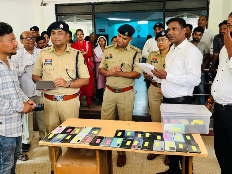 Lost Mobile Recovery: This phone held his mother's last photos...! Son broke down in tears upon getting the phone back... 150 mobile phones worth ₹26 lakh recovered... Korba Police won people's hearts... VIDEO