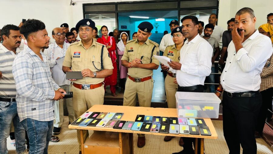 Lost Mobile Recovery: This phone held his mother's last photos...! Son broke down in tears upon getting the phone back... 150 mobile phones worth ₹26 lakh recovered... Korba Police won people's hearts... VIDEO