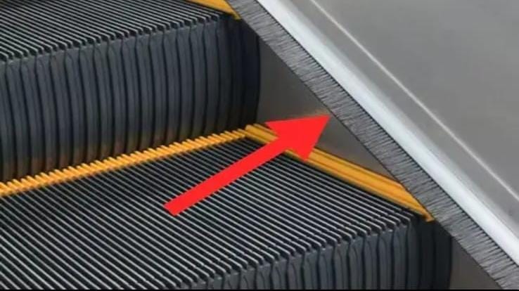 Escalator Black Brushes