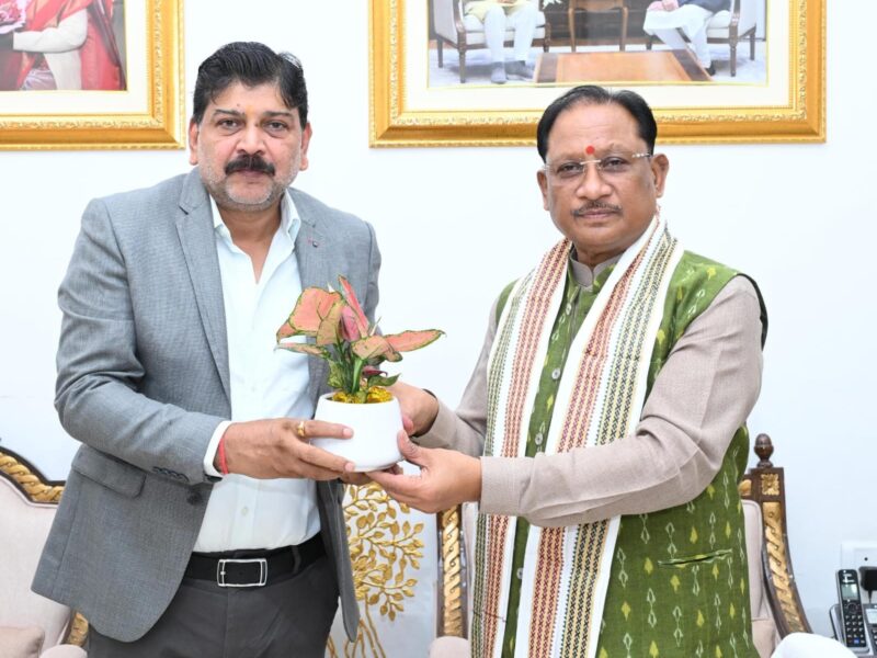 Sarona Railway Station: A major railway gift for Chhattisgarh! Sarona and Balod stations to be inaugurated on July 17... DRM Dayanand met the CM and handed over the invitation.