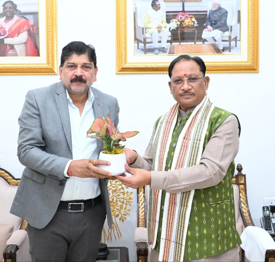 Sarona Railway Station: A major railway gift for Chhattisgarh! Sarona and Balod stations to be inaugurated on July 17... DRM Dayanand met the CM and handed over the invitation.