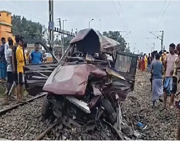 Murshidabad Train Accident: Local train hits school van...! 5 dead, including 3 students... Gateman arrested.