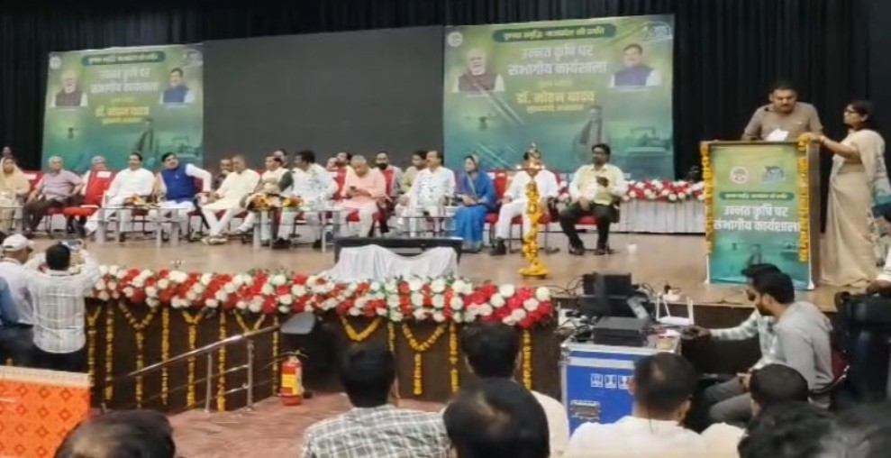 Power Cut Incident: Electricity and microphones cut off during VIP event...! Collector furious... ultimatum issued to 4 engineers.